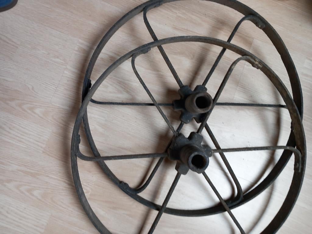 2 karrenwielen ( voor ingang oprit of muur), Ophalen