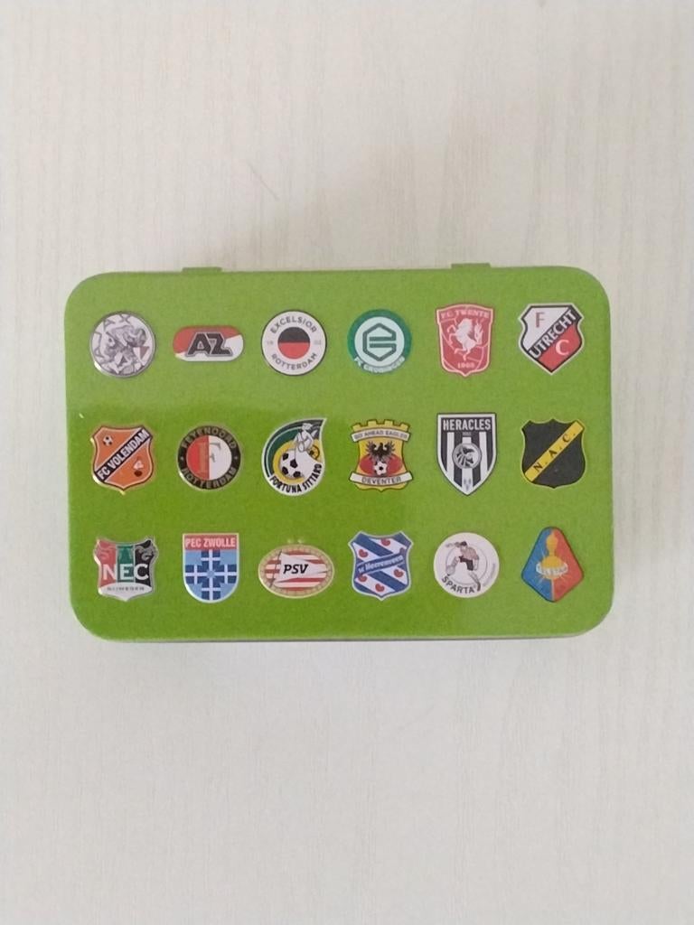 Verzamelblikje met voetbalplaatjes, Ophalen of Verzenden, Overige binnenlandse clubs, Poster, Plaatje of Sticker