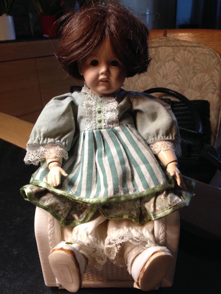 Klein Lief Porseleinen Popje + stoeltje ., Verzamelen, Poppen, Ophalen of Verzenden, Zo goed als nieuw, Pop