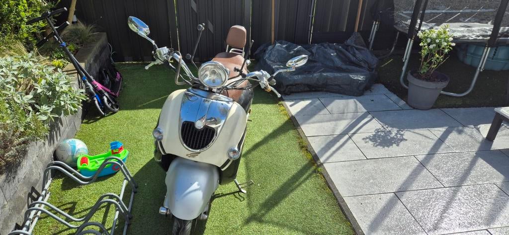 Berini scooter snor zonder kenteken /bieden vanaf €50!, Fietsen en Brommers, Ophalen of Verzenden