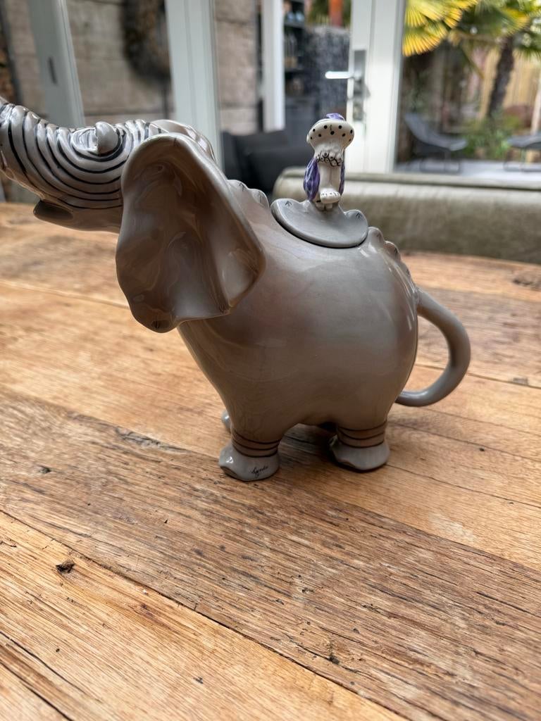 Keramieken olifant theepot met figuurtje, Ophalen of Verzenden