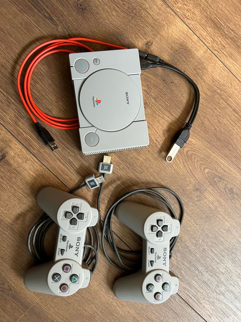 PlayStation Classic Mini Console met 2 controllers 57games!, Spelcomputers en Games, Spelcomputers | Sony PlayStation 1, Zo goed als nieuw