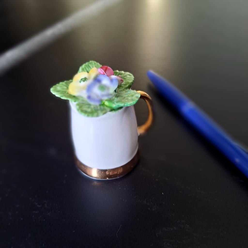 Engelse Staffordshire mini bloempot, Verzamelen, Beelden en Beeldjes, Ophalen of Verzenden, Zo goed als nieuw, Overige typen