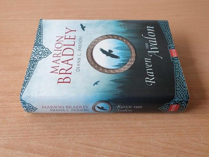 M. Z. Bradley & Paxson - Raven van Avalon (HC + omslag), Boeken, Fantasy, Gelezen, Ophalen of Verzenden