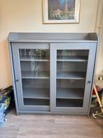 Grijze vitrinekast met glazen schuifdeuren, Ophalen, Met plank(en), 100 tot 150 cm, 25 tot 50 cm