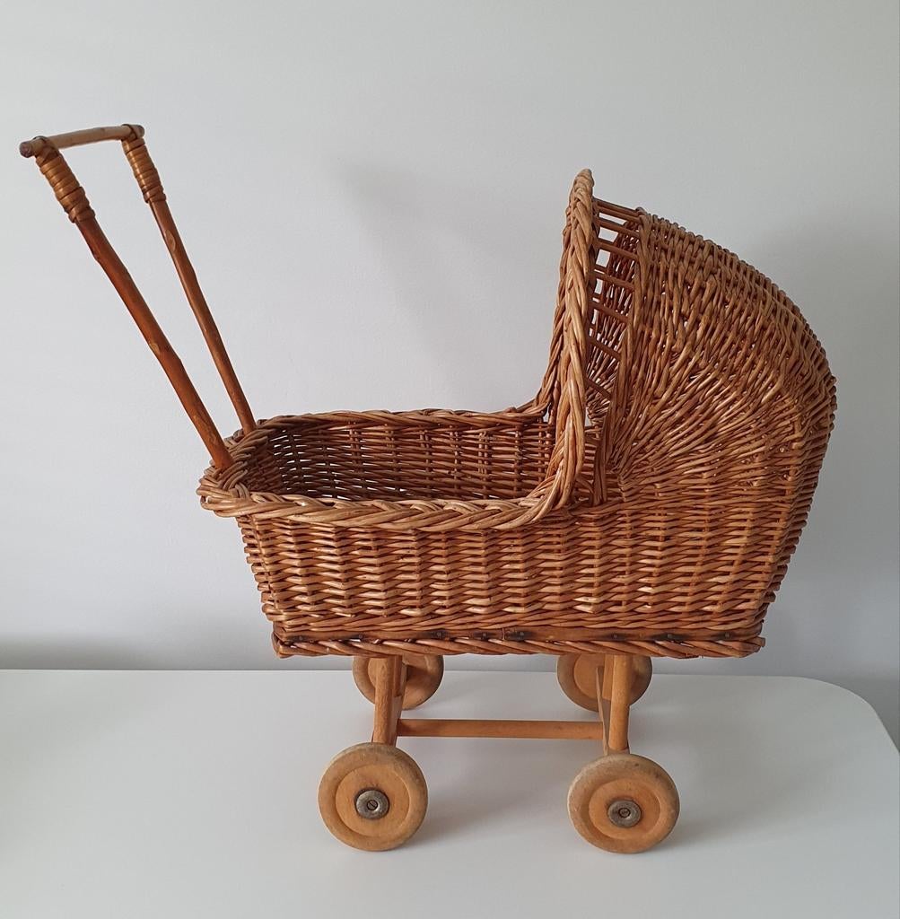 Vintage rieten poppenwagen, ca 45jr oud, Kinderen en Baby's, Speelgoed | Poppen, Ophalen of Verzenden, Babypop