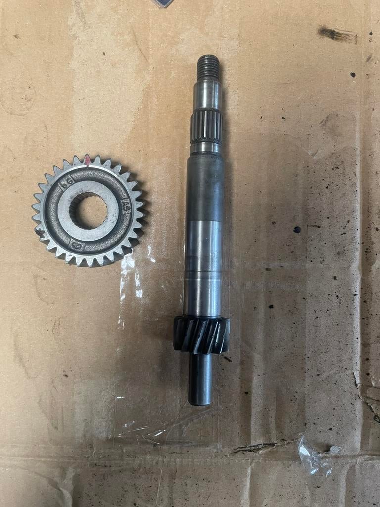 150 dubbel gelagerde as en grote tandwiel midden as, Ophalen of Verzenden, Zo goed als nieuw