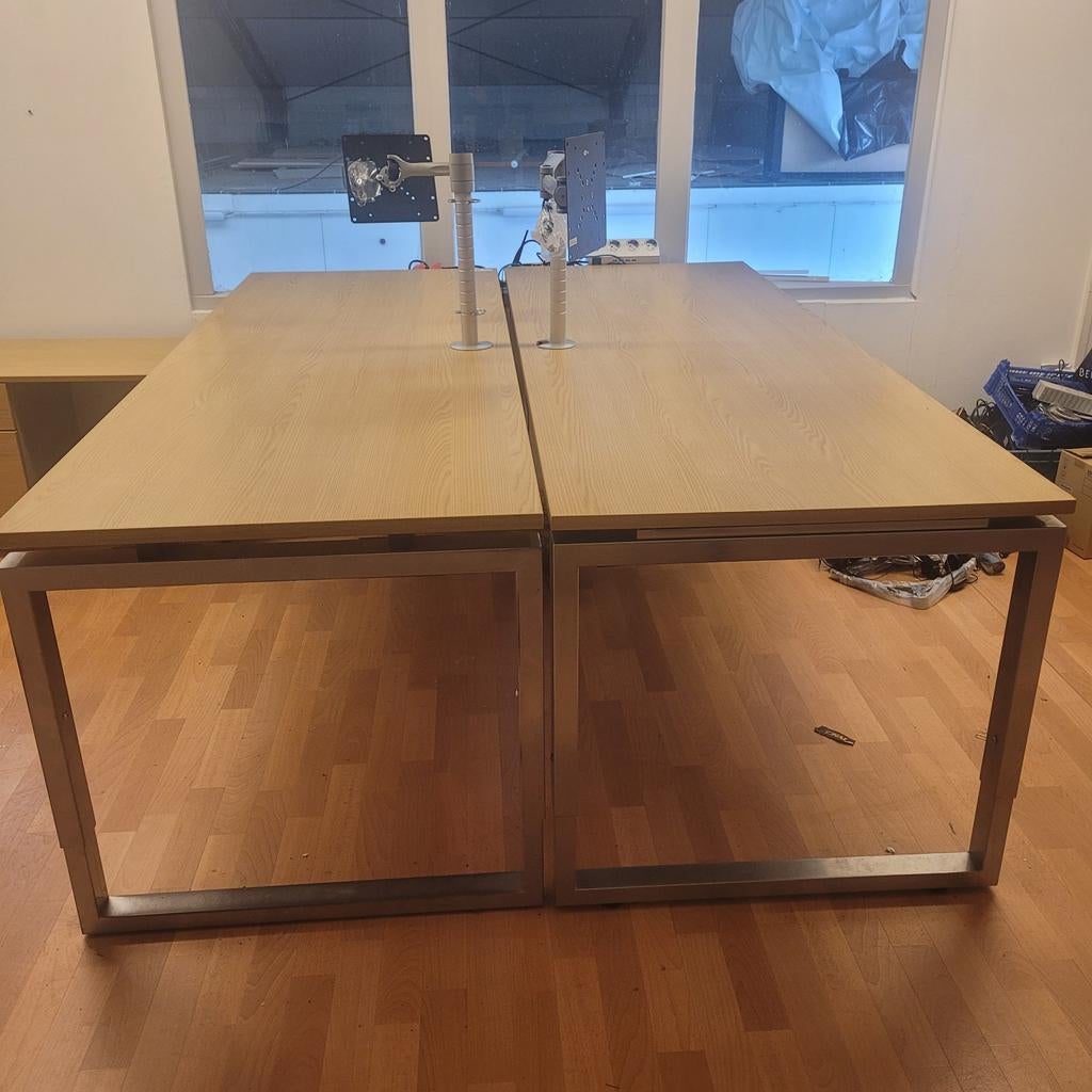 2 Bureaus met monitorhouders en 2 ladeblokken, Ophalen, Gebruikt, Hout, Duo-bureau