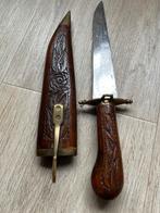 Decoratief mes met handgesneden houten schede en handvat, Antiek en Kunst, Ophalen of Verzenden