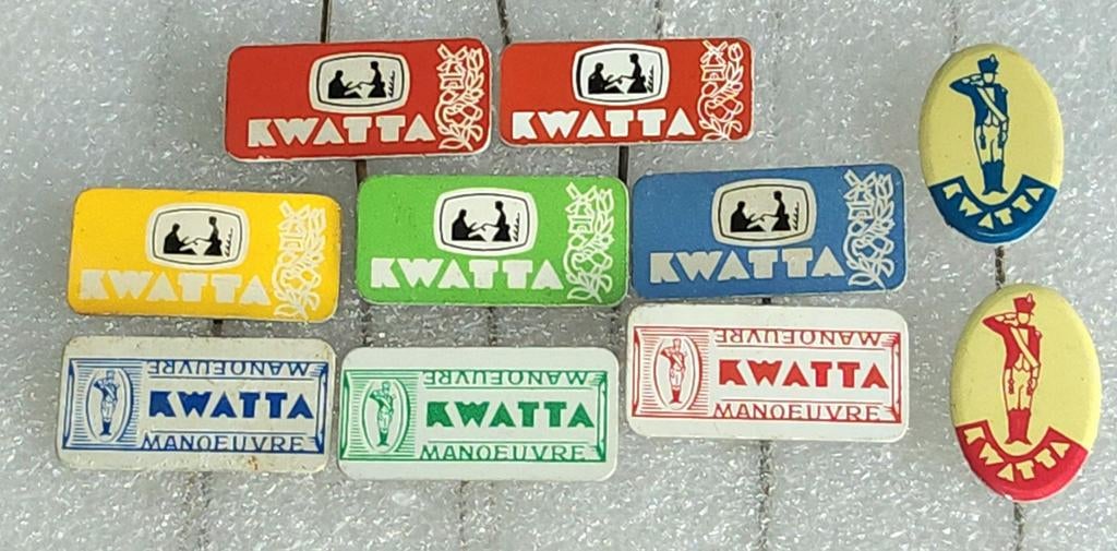 10 Vintage Kwatta Speldjes - Chocolade Reclame, Verzamelen, Ophalen of Verzenden, Gebruikt, Overige onderwerpen, Speldje of Pin