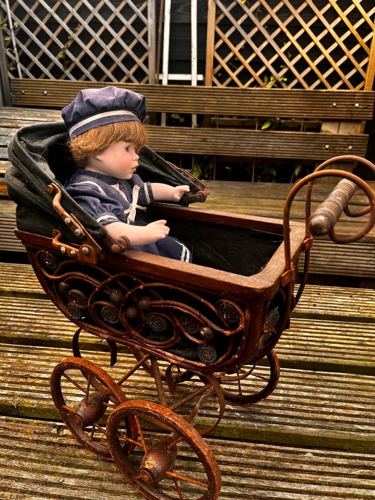 Antieke pop in wagen - Uniek verzamelobject, Ophalen, Gebruikt, Overige typen