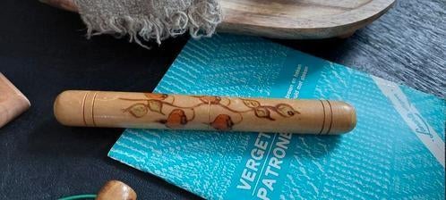 OUDE HOUTEN HAAK/ -NAALDEN KOKER MET 2 HAAKNAALDEN, Antiek en Kunst, Ophalen of Verzenden