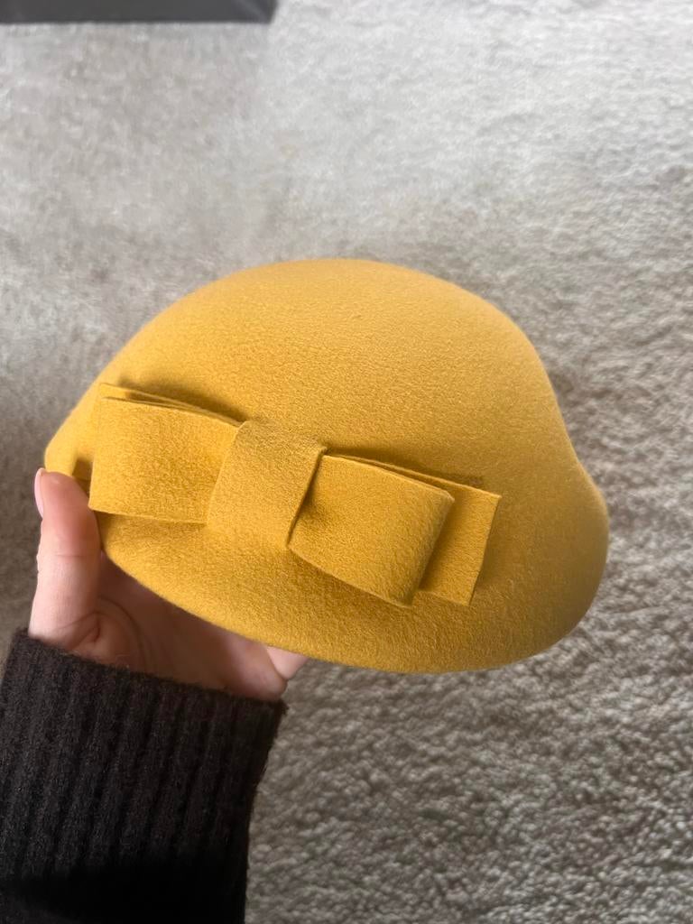 Geel Hoedje met Strik - Stijlvol en Elegant, Ophalen of Verzenden, Zo goed als nieuw, One size fits all, Hoed