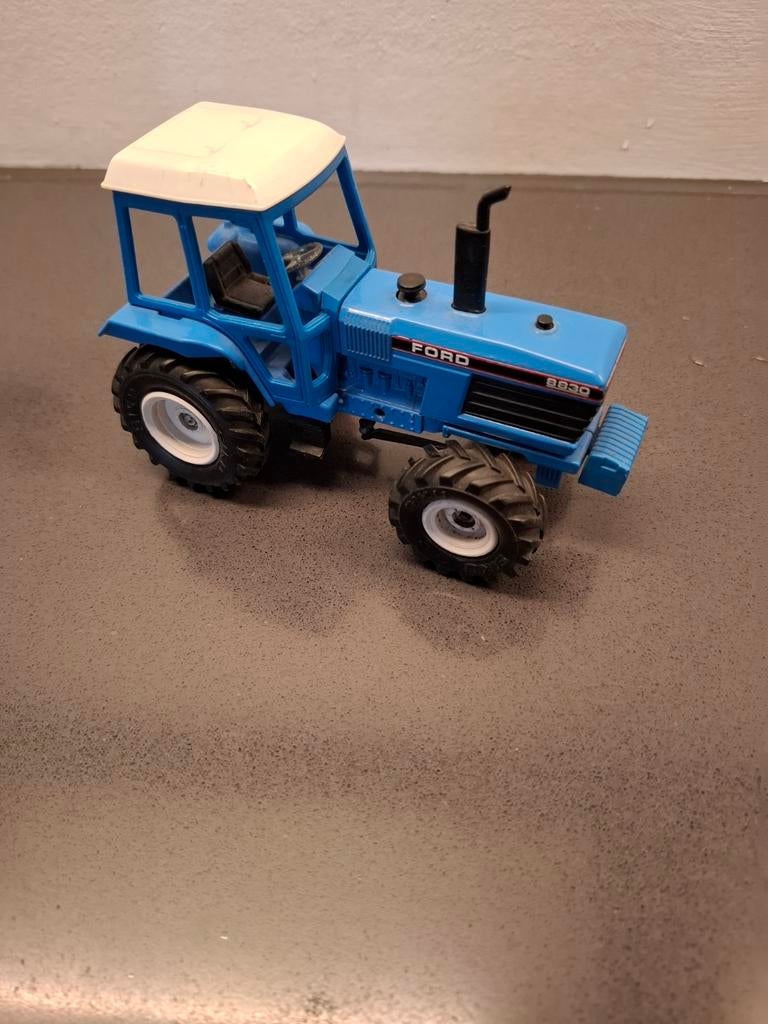 Te koop siku ford 8830, Hobby en Vrije tijd, Modelauto's | 1:32, Ophalen of Verzenden, Zo goed als nieuw, Tractor of Landbouw