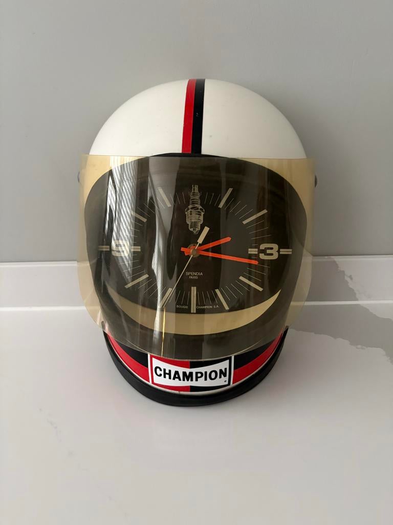 Retro Champion bougie wandklok in helmvorm/helmklok, Verzenden, Zo goed als nieuw, Gebruiksvoorwerp