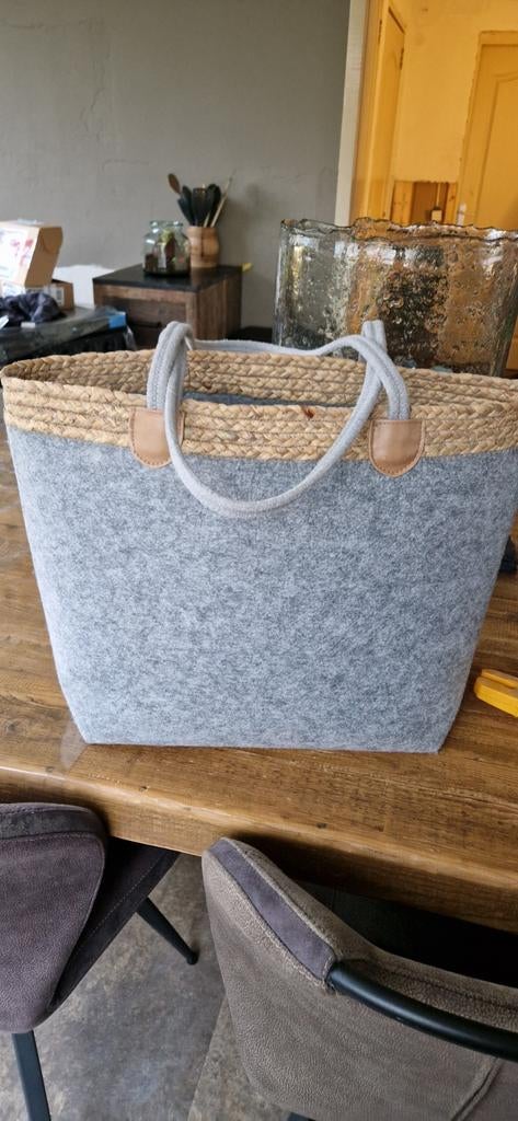 Grote grijze vilten schoudertas, Ophalen of Verzenden, Zo goed als nieuw, Grijs, Schoudertasje