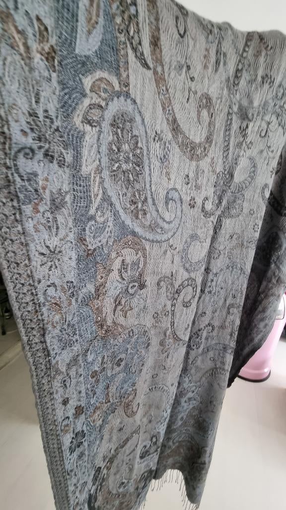 Zilverkleurige zijden sjaal, Ophalen of Verzenden, Gedragen, Sjaal