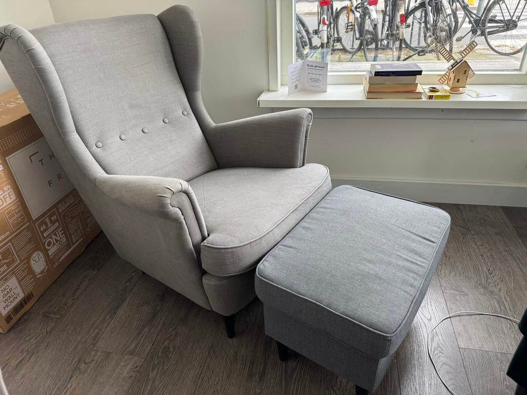 Ikea Strandmon fauteuil met voetenbank - Grijs, Huis en Inrichting, Ophalen, Zo goed als nieuw, Stof, 75 tot 100 cm
