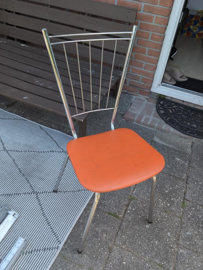 Vintage stoeltje oranje met kleine beschadiging, Huis en Inrichting, Stoelen, Gebruikt, Overige kleuren, Vintage, Ophalen of Verzenden
