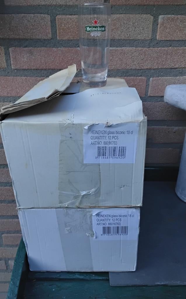 24 Heineken bierglazen (fluitjes) - Nieuw in doos, Verzamelen, Ophalen