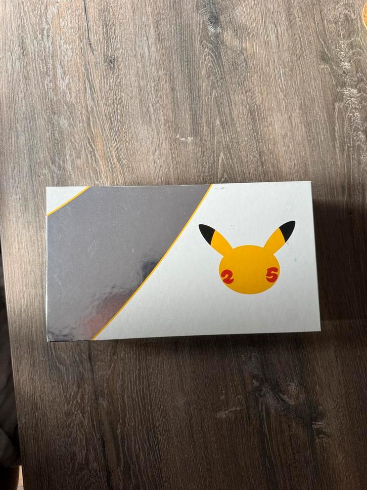 Pokémon 25th Anniversary Collector's Chest, Hobby en Vrije tijd, Verzamelkaartspellen | Pokémon, Gebruikt, Speeldeck, Ophalen of Verzenden