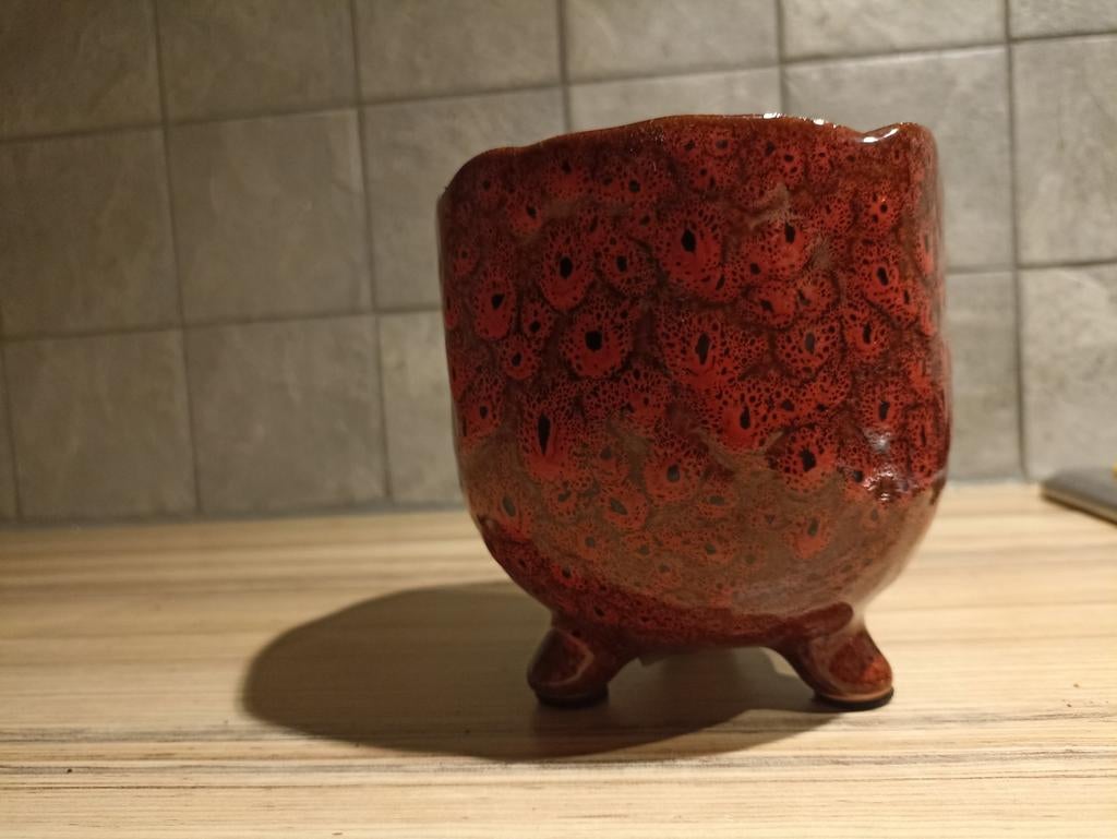 Mooie rode bloempot op pootjes, Rond, Ophalen of Verzenden, Zo goed als nieuw, Aardewerk