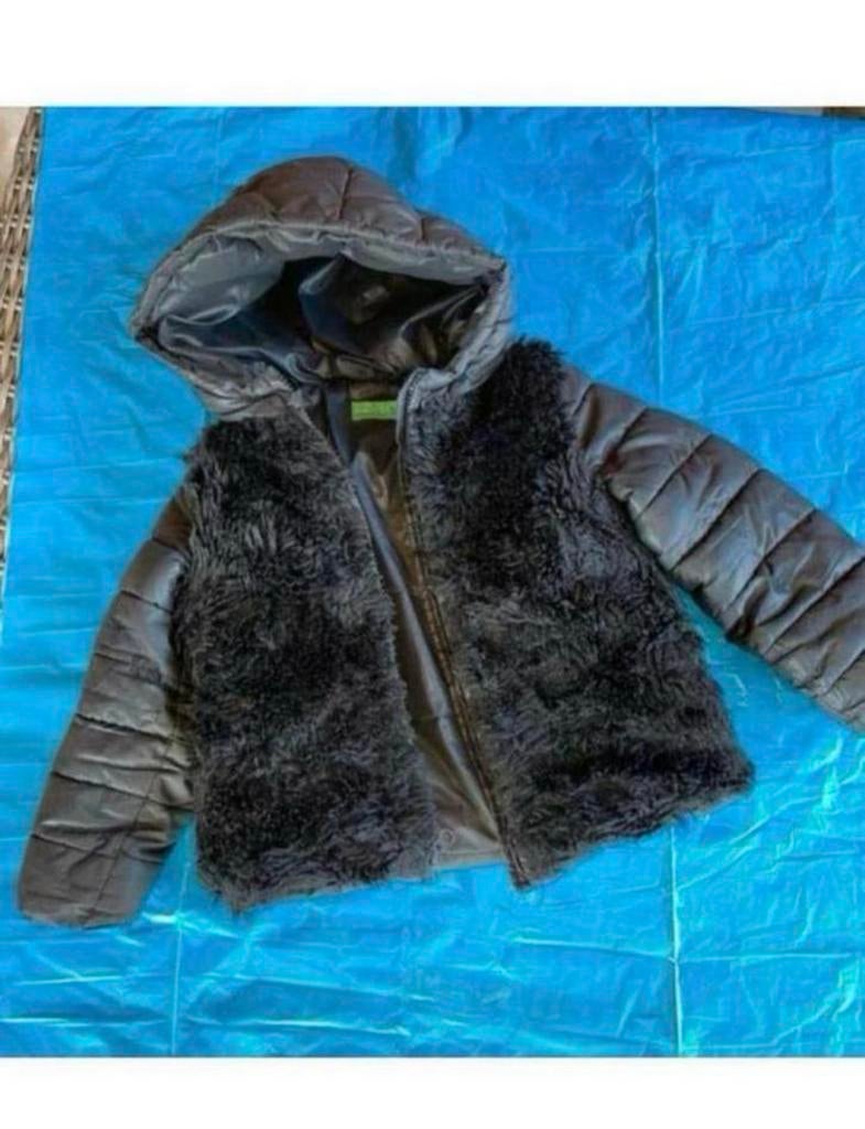 Benetton winterjas maat 104 - Zwart met teddy voering, Kinderen en Baby's, Kinderkleding | Maat 104, Ophalen of Verzenden, Zo goed als nieuw