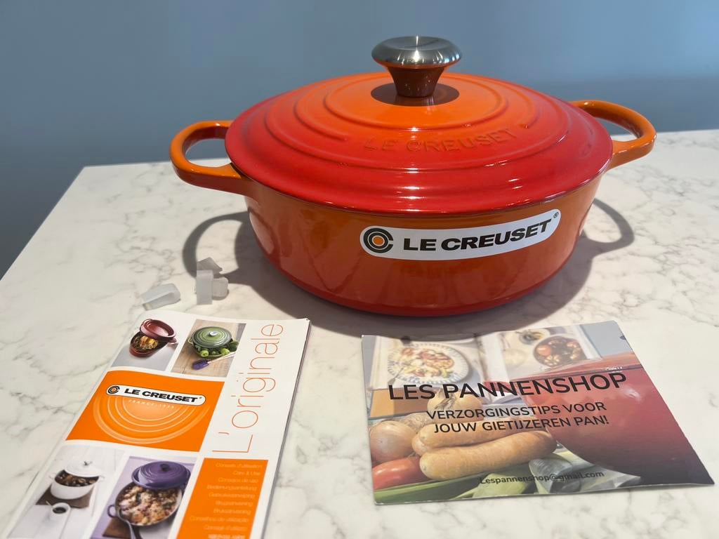 Le Creuset lage braad- of sauteerpan 24 cm Volcanic nieuw, Huis en Inrichting, Keuken | Potten en Pannen, Gietijzer, Nieuw, Ophalen of Verzenden