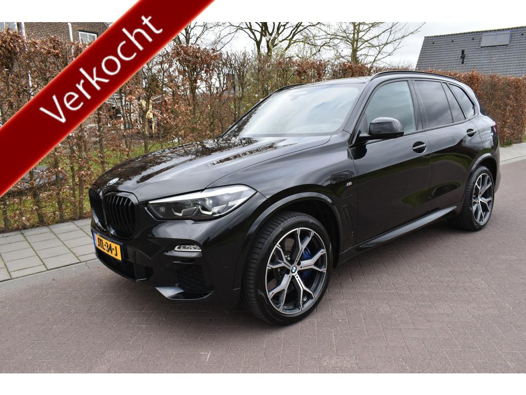 BMW X5 xDrive45e High Ex. M-PAKKET 395PK BOMVOL PANO, ACC EN, Auto's, BMW, Gebruikt, Met garantie (alle), 97 km, Zwart