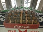 Oude houten krat  met Coca Cola flesjes, Ophalen