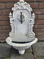 Antieke gietijzeren wandfontein met kraan, Ophalen