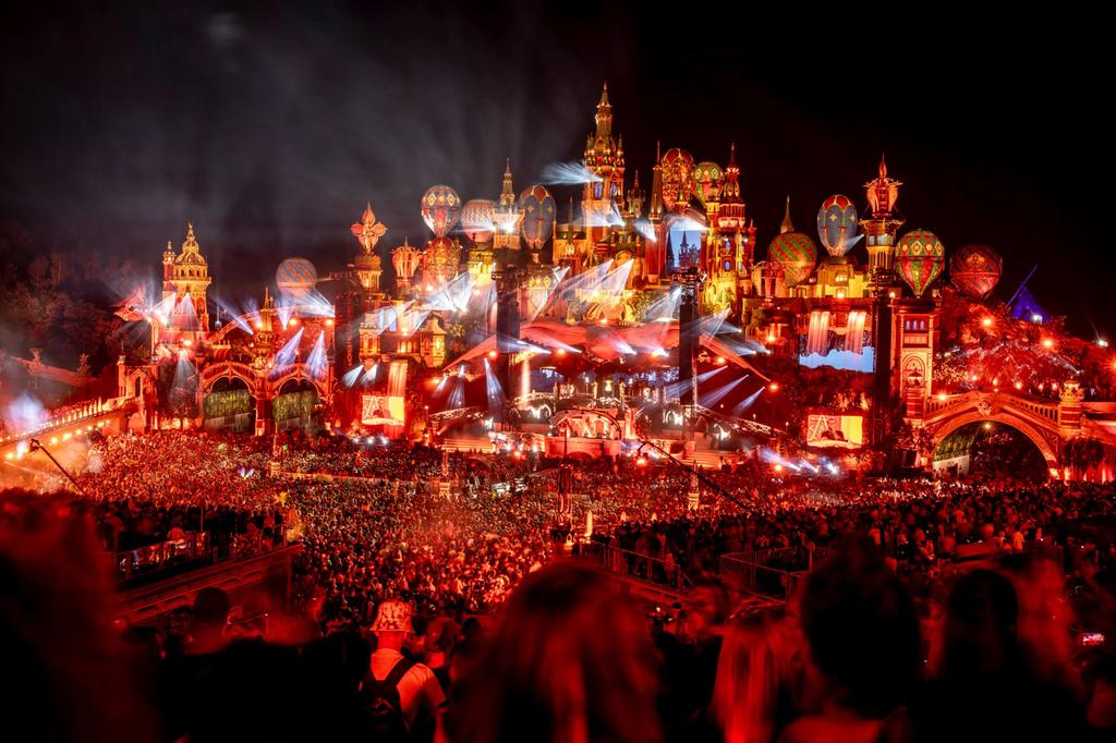 Tomorrowland W1 Magical Sunday afsluiting, Drie personen of meer