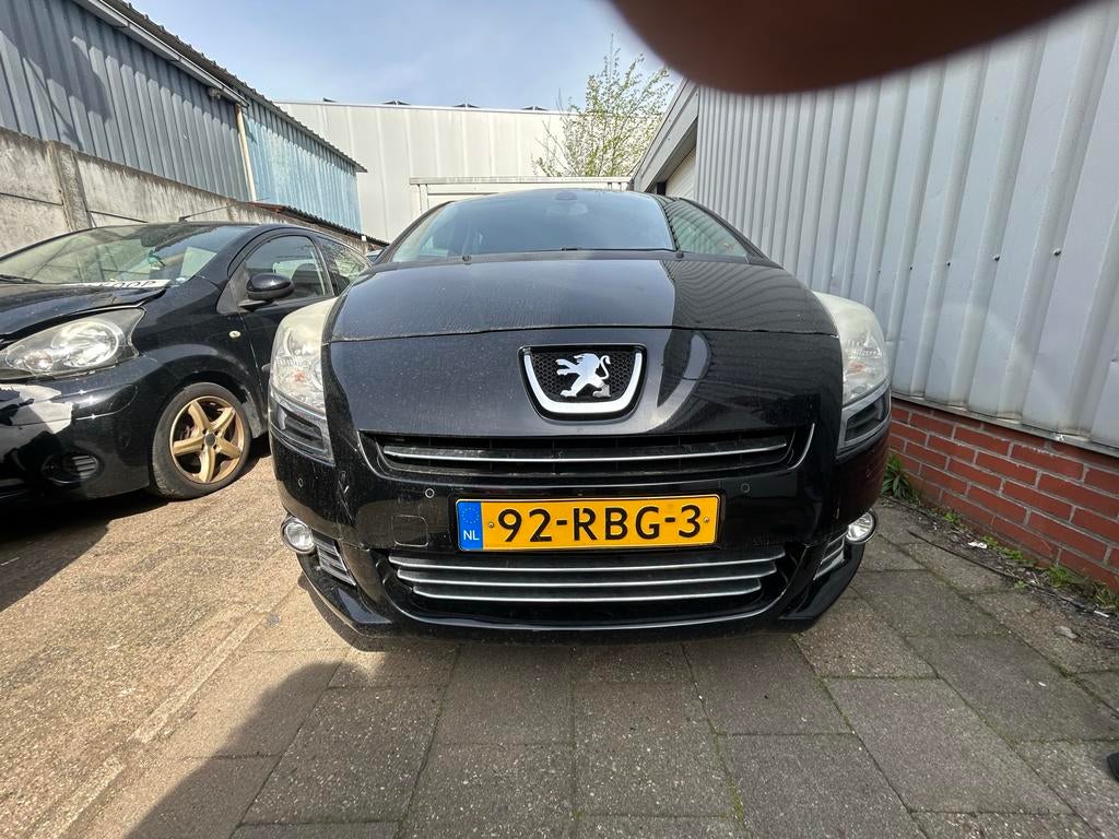 Peugeot 5008 1.6 VTI 7PL 2011 Zwart, Auto's, Peugeot, Voorwielaandrijving, 4 cilinders, 7 stoelen, Zwart