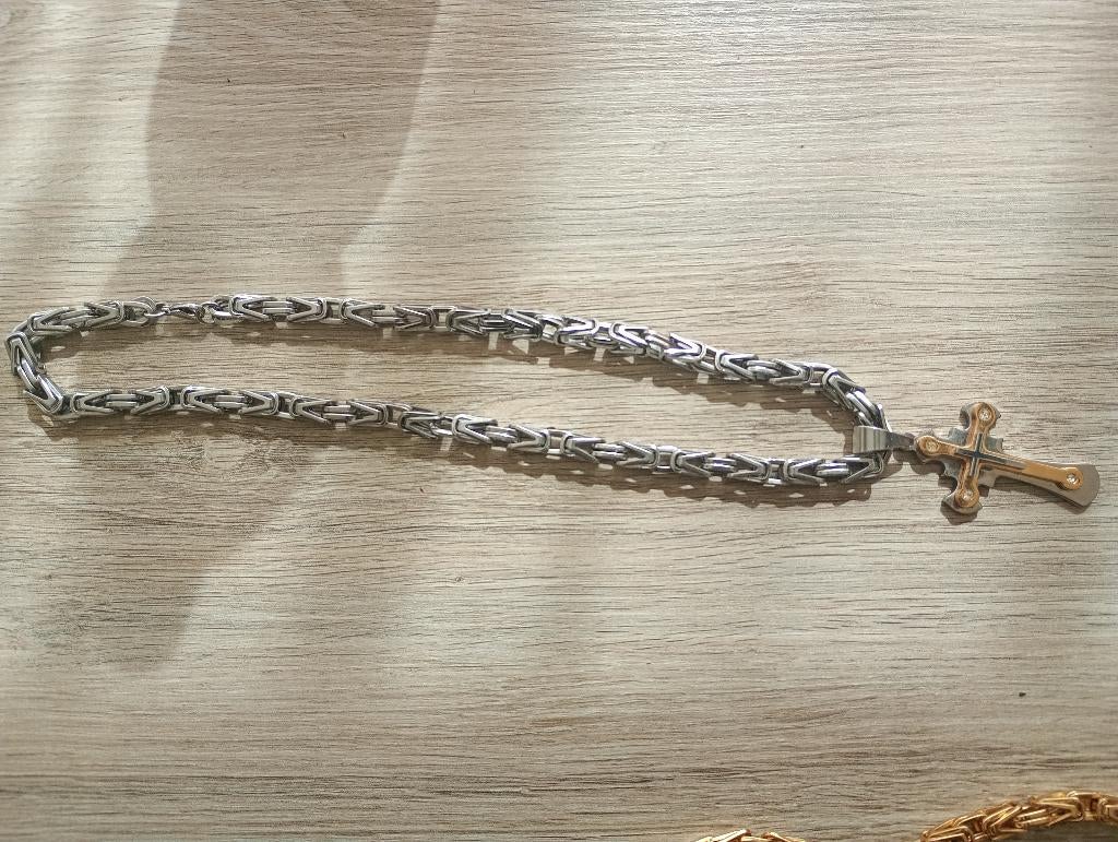 Zilver kleurige ketting met kruis, Sieraden, Tassen en Uiterlijk, Kettingen, Nieuw, Ophalen of Verzenden, Zilver, Overige materialen