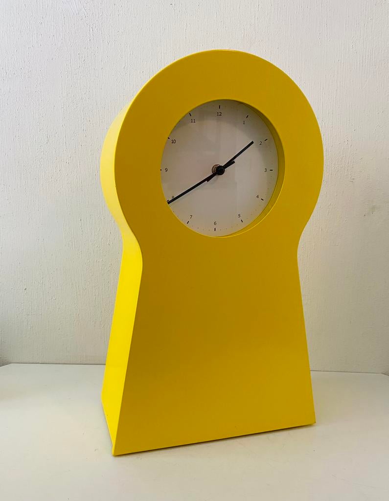 Ikea gele Key Hole tafelklok, Gebruikt, Wekker of Tafelklok, Ophalen of Verzenden, Info@ikea.nl
