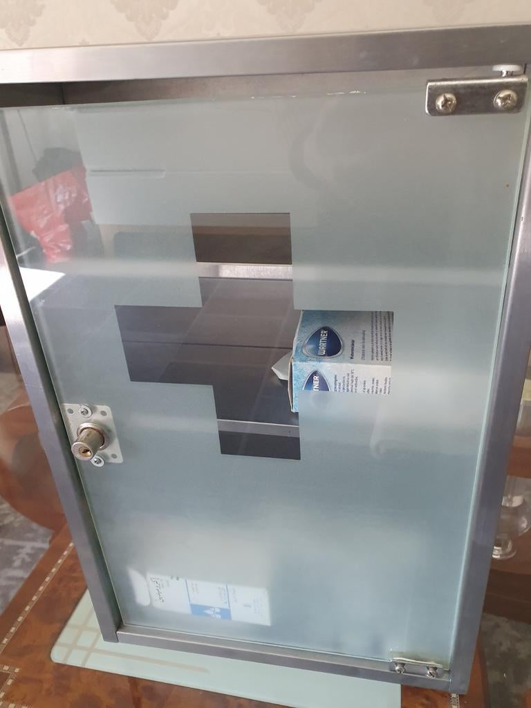 Metalen medicijnkastje met glazen deur, Ophalen of Verzenden, Gebruikt