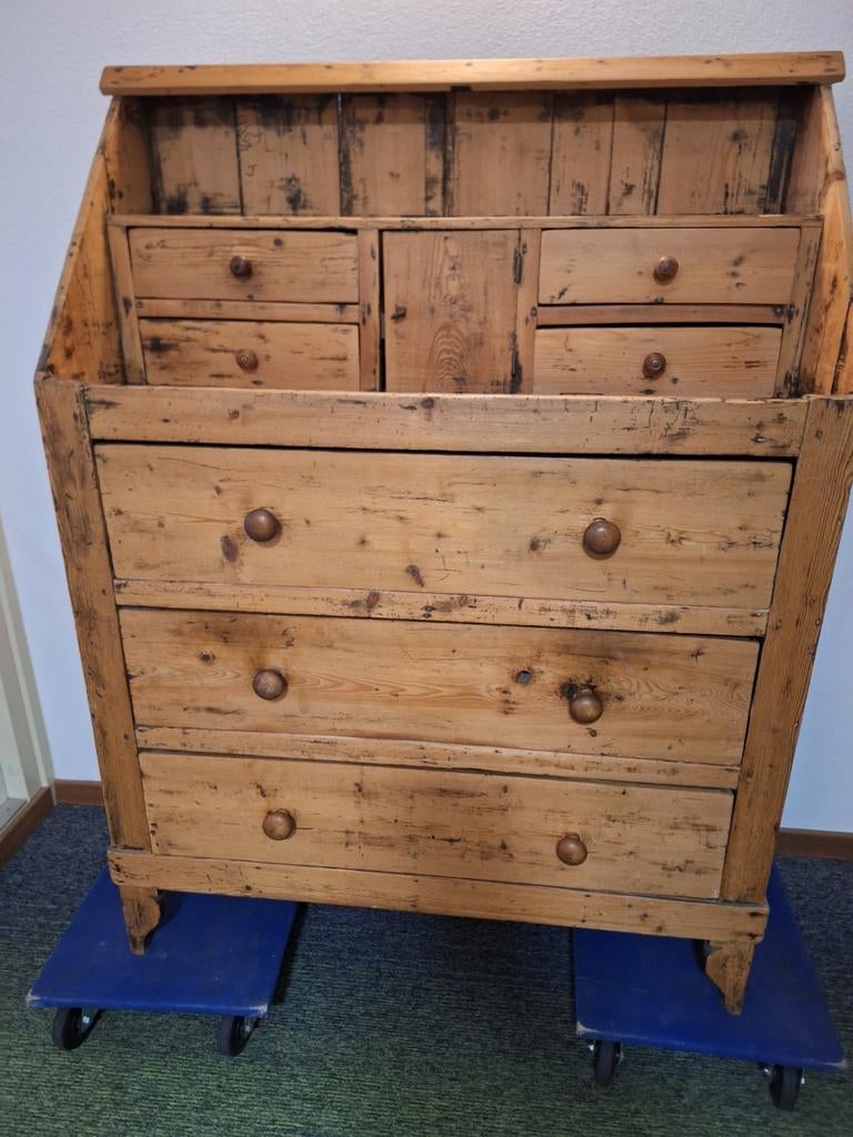 Antiek geloogd grenen kastje., Ophalen