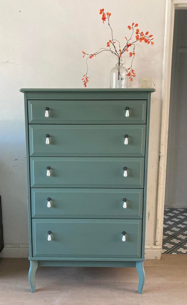 Hoge ladekast met porseleinen knopjes., Huis en Inrichting, Kasten | Ladekasten, Ophalen, 5 laden of meer, 50 tot 100 cm, Zo goed als nieuw