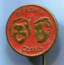 Beatrix en Claus oranje op koper speldje ( K_002 ), Verzenden, Nieuw, Figuurtje, Speldje of Pin