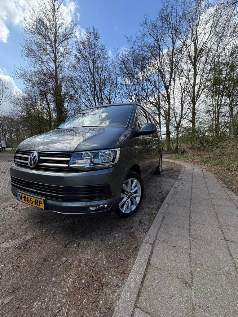 Volkswagen California 2.0 TDI 110KW AUT 2018 Grijs, Auto's, Euro 6, 4 stoelen, 2500 kg, 226 €/maand