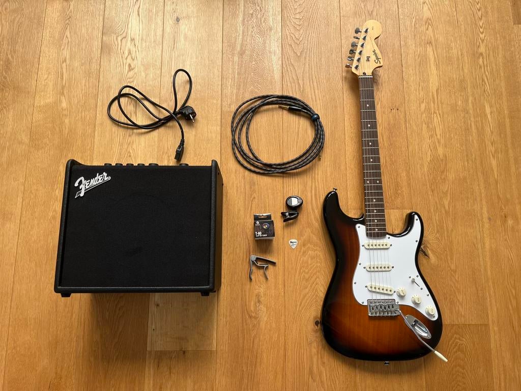 Squier Sonic met Fender Mustang LT25, Met versterker, Zo goed als nieuw, Solid body, Ophalen