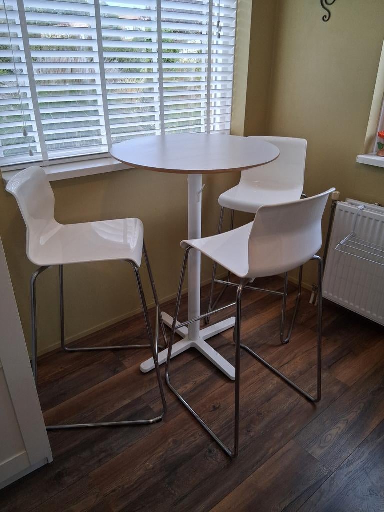 Hoge tafel met hoge stoelen (bartafel), Ophalen