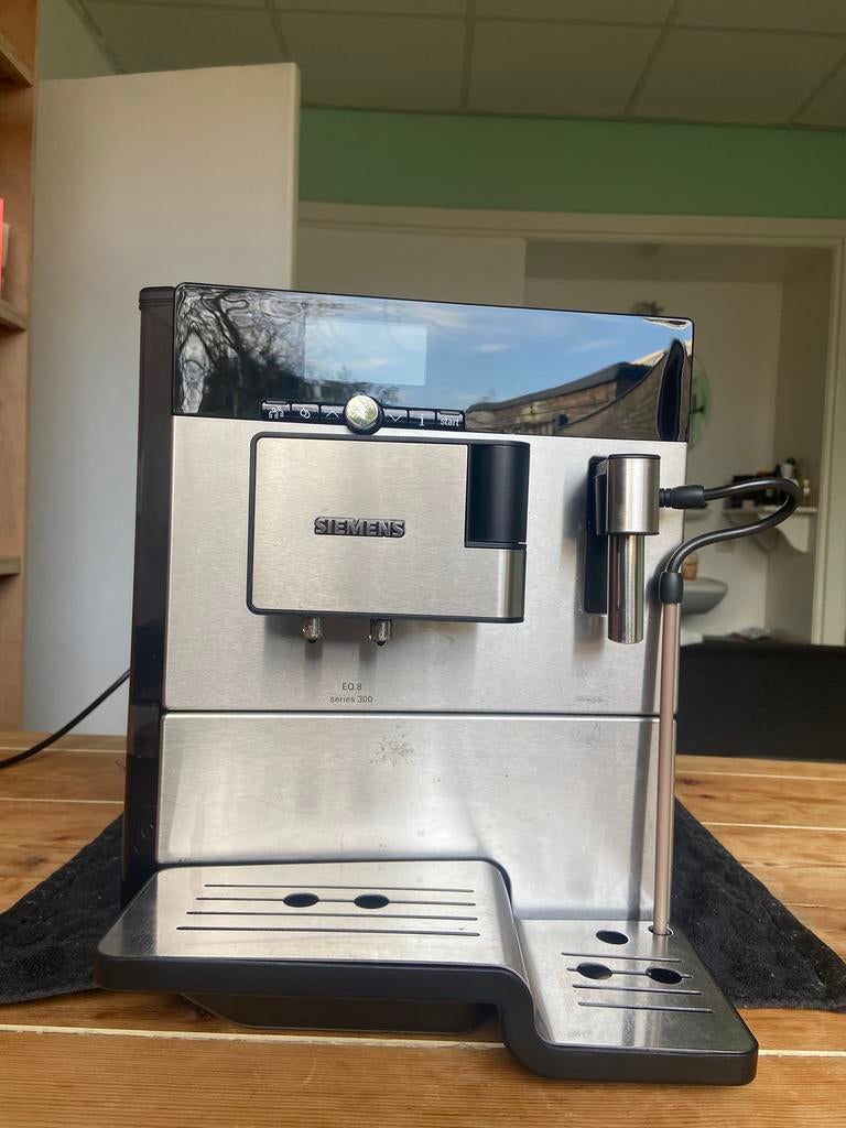 Espressomachine/koffieapparaat - Siemens EQ8 series 300, Witgoed en Apparatuur, Koffiezetapparaten, Ophalen, Zo goed als nieuw
