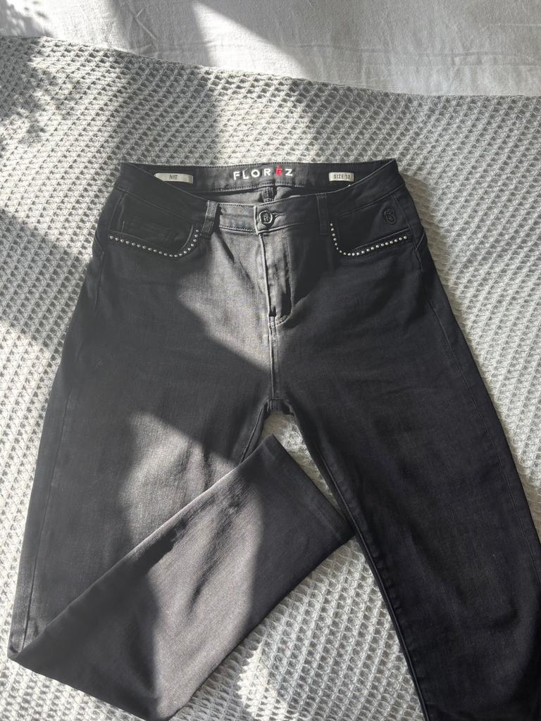Florez spijkerbroek, smal, maat 30, Kleding | Dames, Spijkerbroeken en Jeans, Ophalen of Verzenden, Gedragen, Zwart, W30 - W32 (confectie 38/40)