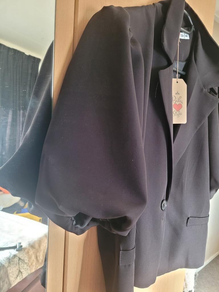 Nieuwe zwarte blazer met pofmouwen - Maat M/L, Kleding | Dames, Zwart, Maat 42/44 (L), Nieuw, Ophalen of Verzenden