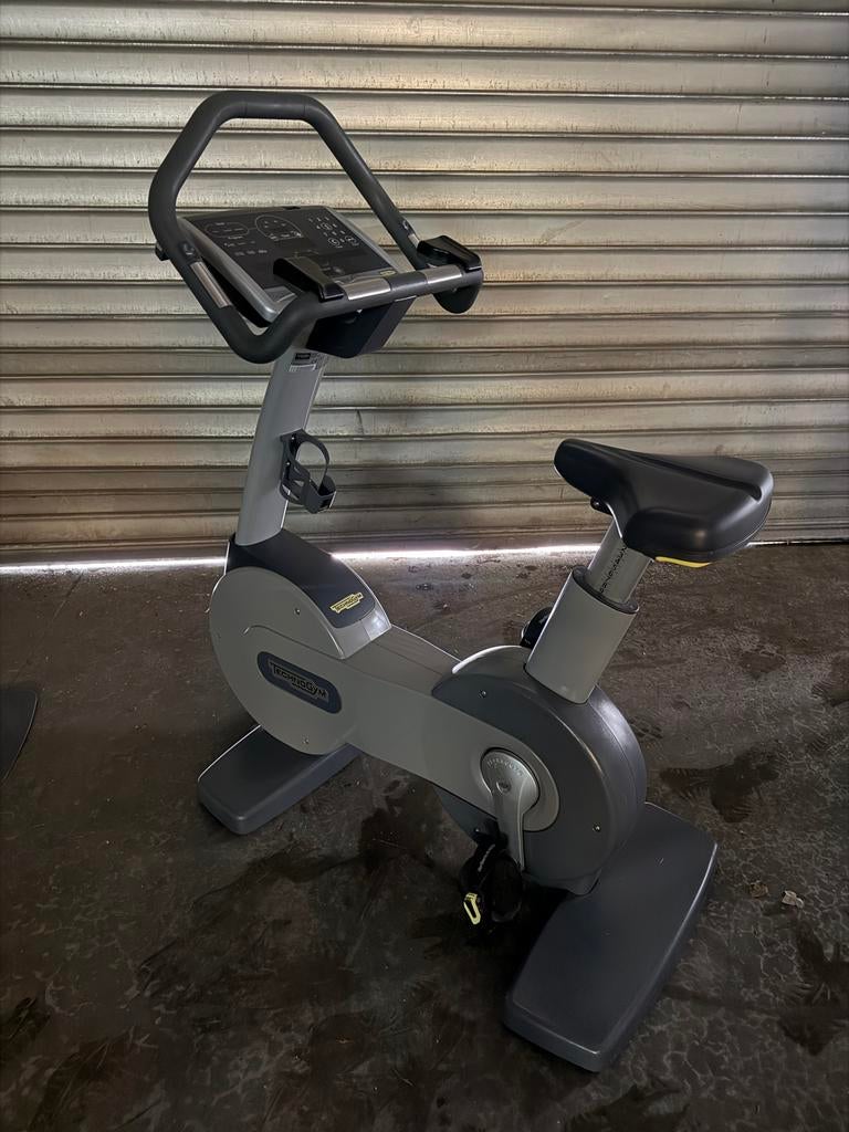TECHNOGYM EXCITE 700 SP LED UPRIGHT BIKE HOMETRAINER, Sport en Fitness, Ophalen of Verzenden, Gebruikt, Benen, Overige typen