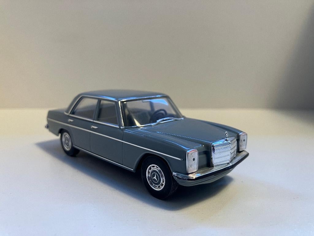 4 Mercedes w115 modellen  1/43, Hobby en Vrije tijd, Modelauto's | 1:43, Auto, Overige merken, Ophalen of Verzenden