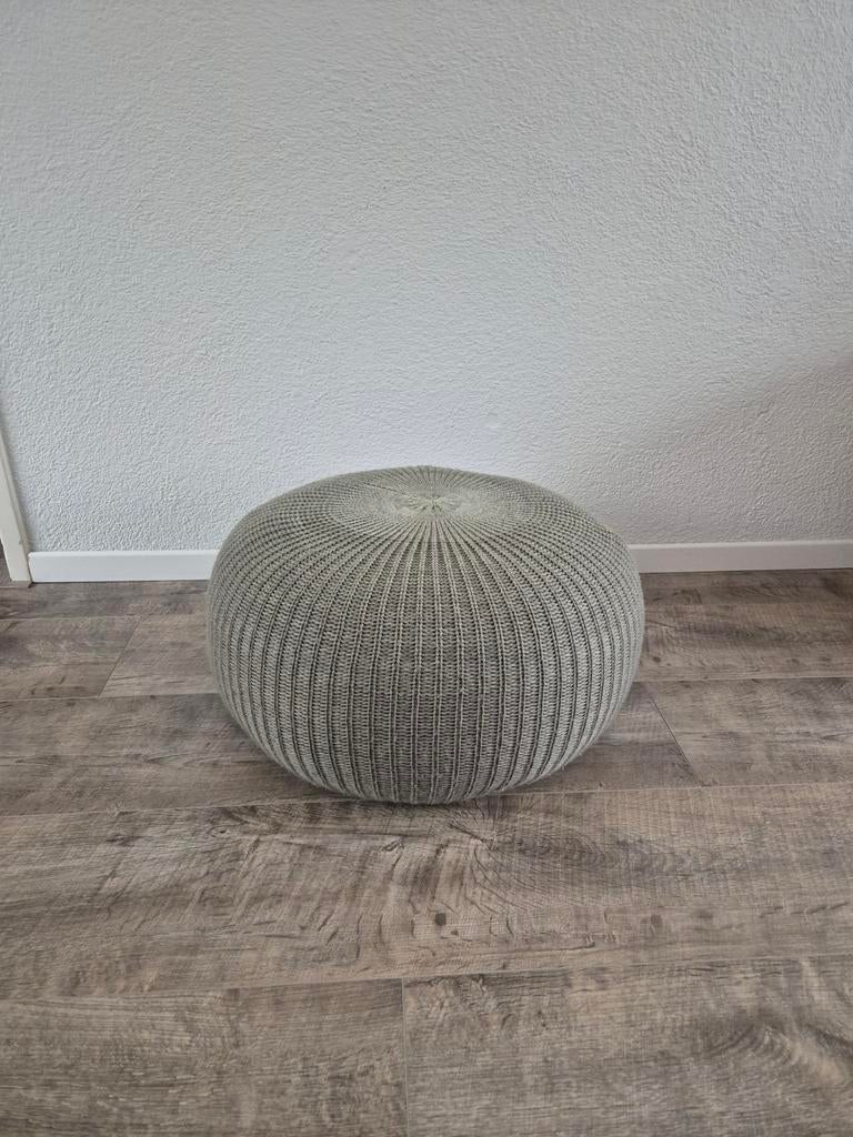 Grijze ronde poef - IKEA Sandared, Huis en Inrichting, Banken | Voetenbanken en Poefen, Ophalen, Zo goed als nieuw, 50 tot 75 cm