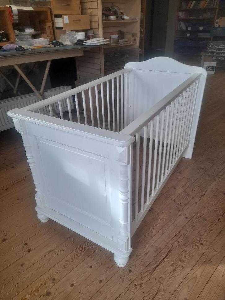 prachtig klassiek BABY ledikantje, Kinderen en Baby's, Babywiegjes en Ledikanten, Zo goed als nieuw, Ledikant, Ophalen