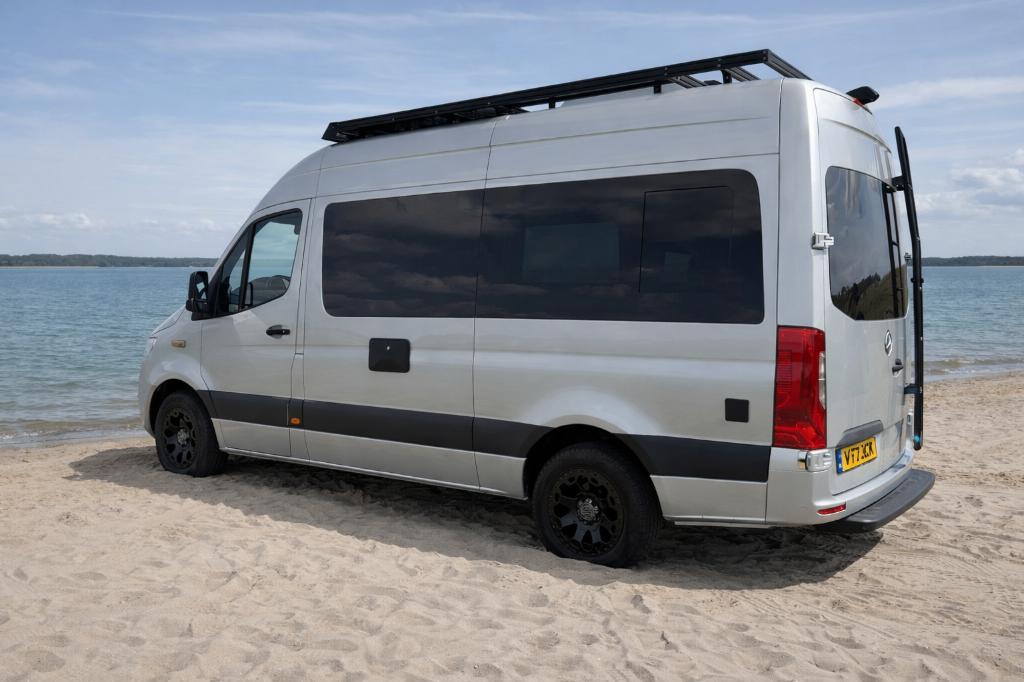 Nieuwe Mercedes Sprinter Ultieme Luxe buscamper --NIEUW--, Chemisch toilet, Tot en met 2, Mercedes-Benz, Bedrijf